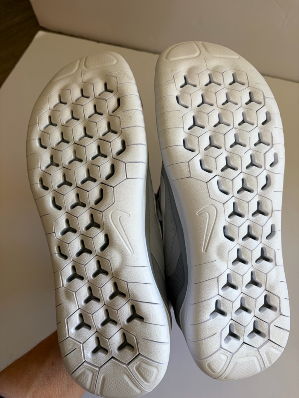 NEW IN BOX Nike Women’s Free RN Light Gray Running Sneakers / Shoe Size 8.5 - Picture 5 of 5